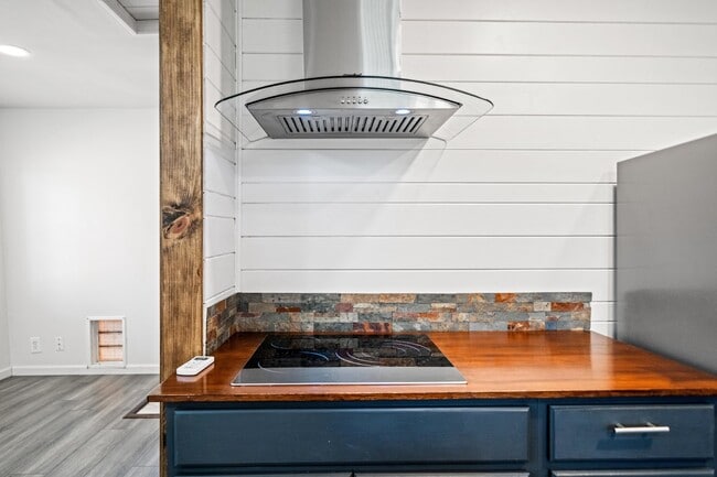 Building Photo - Adorable Studio Apt in Cottonwood - Dog Friendly! Available NOW!