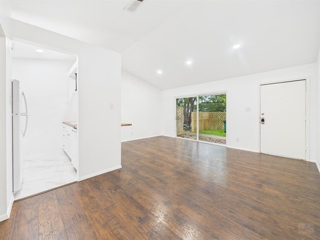 Building Photo - 1305 Hollow Creek Dr