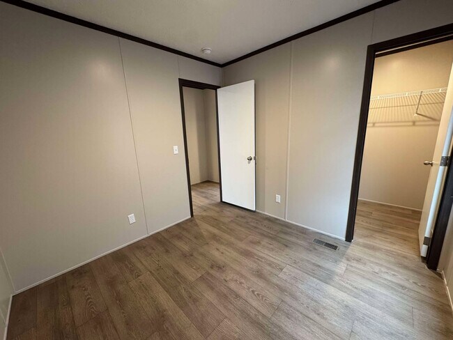 Building Photo - 114 Shady Grove Dr