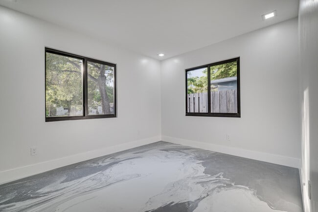 Building Photo - 1126 NW 4th Ave