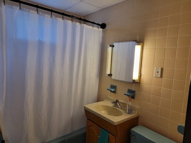 Building Photo - 49 Leslie Rd