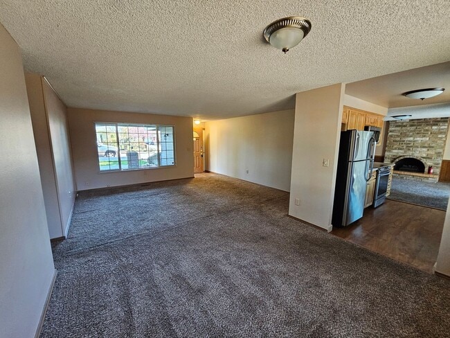 Building Photo - Roomy Ranch in Gladstone