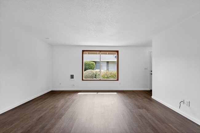 Building Photo - Half off the first month's rent!