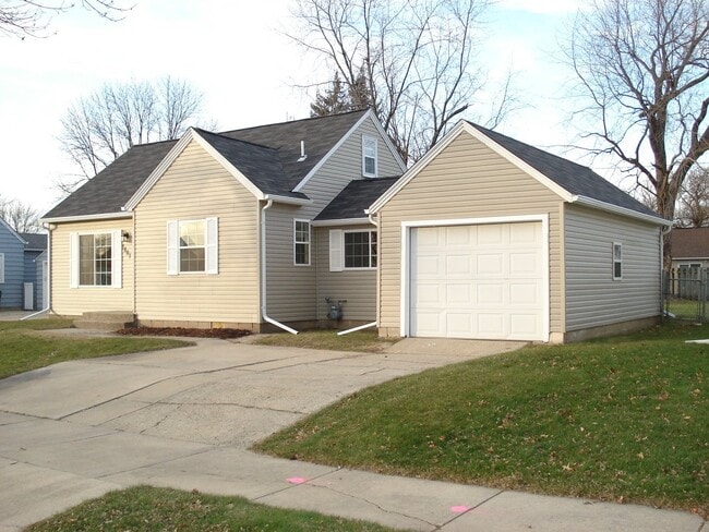 Building Photo - Three Bedroom One Bath Home Available May 10th