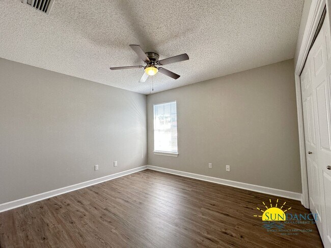 Building Photo - Stunning 4 Bedroom Mary Esther Home, minut...