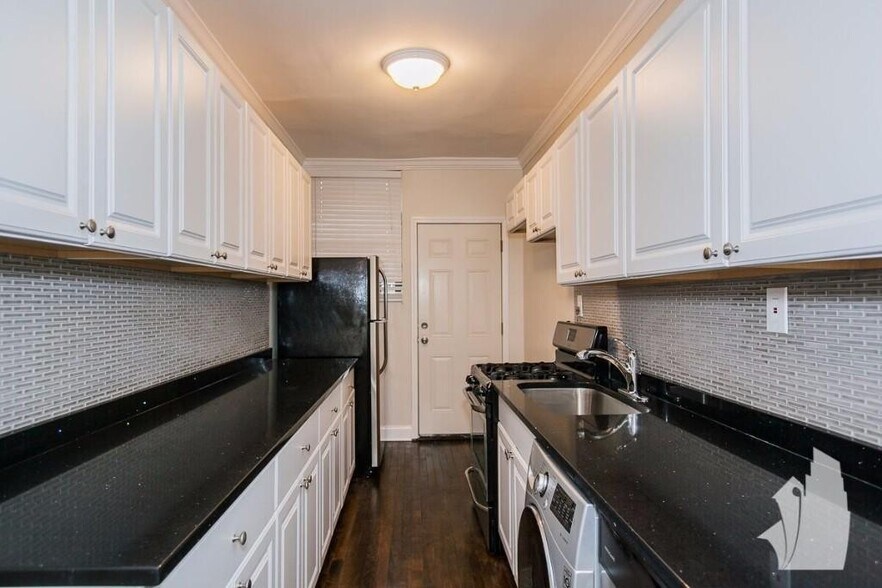 Building Photo - 726 W Roscoe St