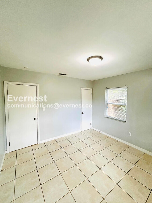 Building Photo - 3019 W Meadow St