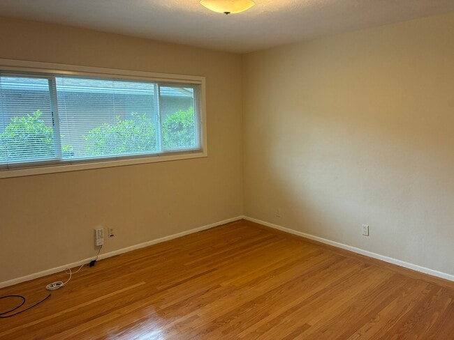 Building Photo - Beautiful 3 bedroom/1.5 bath Home in S. Land Park