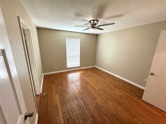 Building Photo - 2 Bedroom 1 Bath townhome located in Barri...