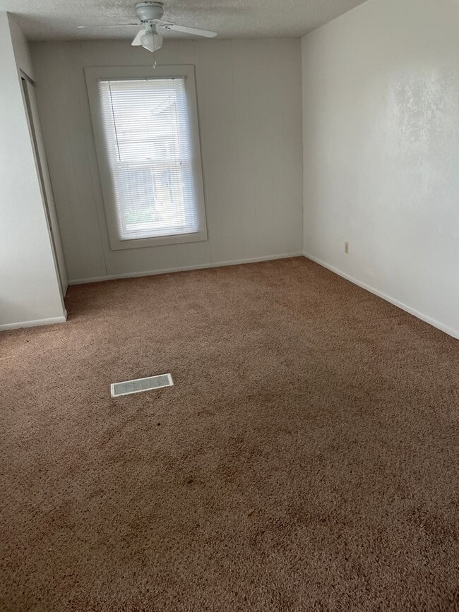 Building Photo - Sweet little Bungalow Near Old Town!