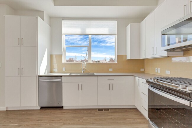 Building Photo - Modern 2BR Lafayette Home | Finished Basement, Garage & Quartz Kitchen