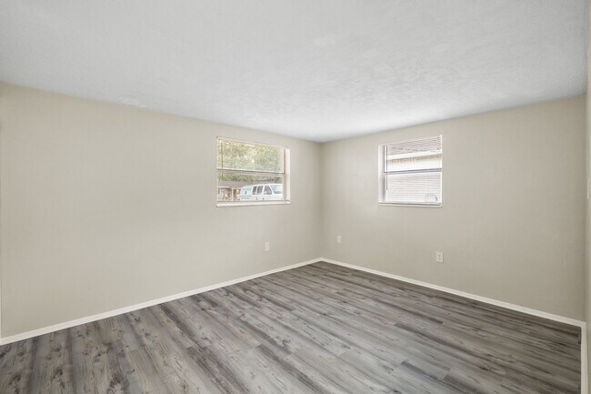 Building Photo - Beautiful 3bdrm/2bath home with attached garage and large yard $1,595.00 ** Ready Now** MOVE IN B...