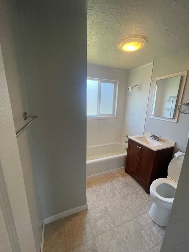 Building Photo - Conveniently located two bedroom home with fresh updates!