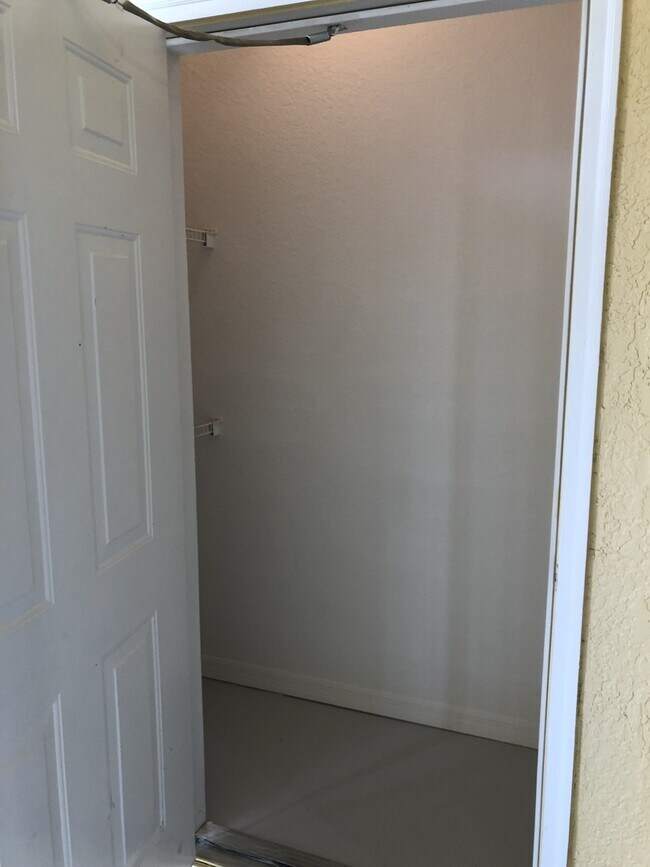 Building Photo - Renovated 2/2 Condo located in Visconti! - New Carpet