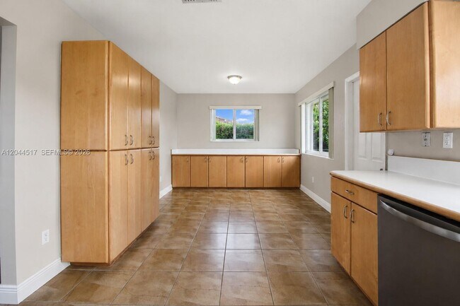 Building Photo - 15445 SW 99th Ave