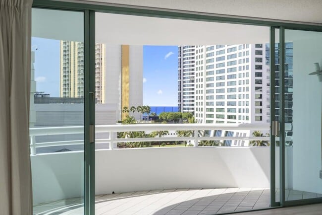 Building Photo - 1341 Kapiolani Blvd