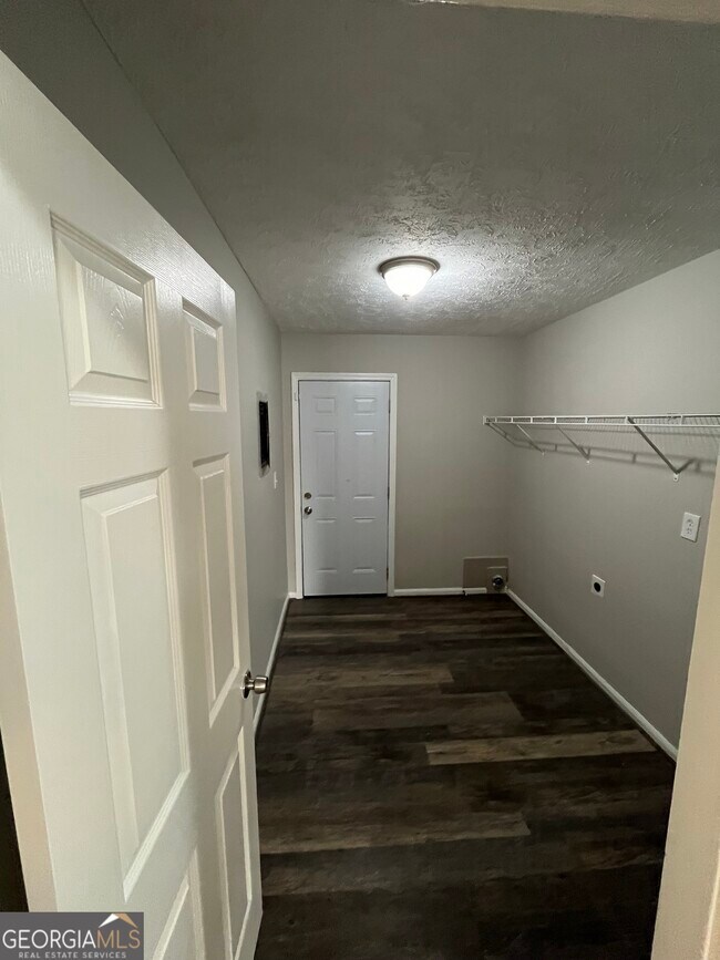 Building Photo - 2220 Mahan Dr