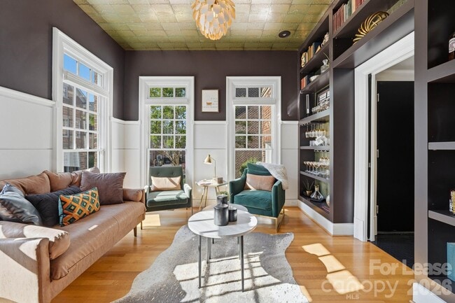 Building Photo - 1124 Dilworth Crescent Row