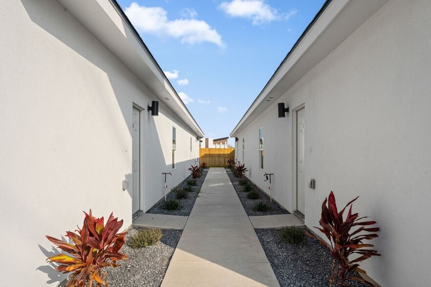 Building Photo - 404 N Onyx Ave