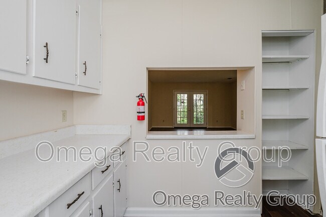 Building Photo - 1600 14th Ave E