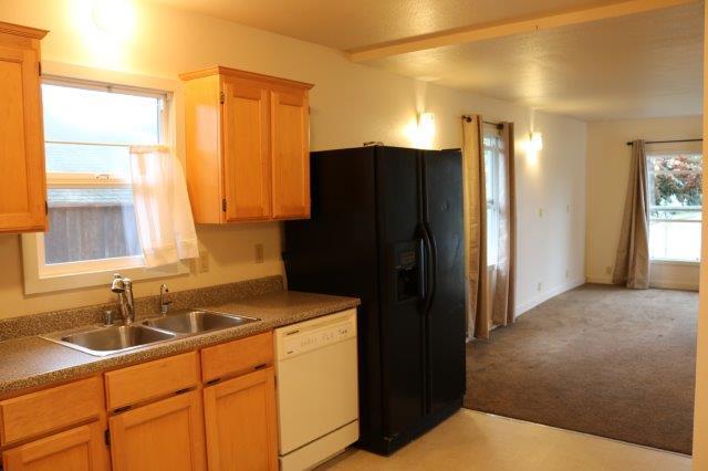 Building Photo - Near Sequoia Zoo and Park, Cozy 2/1 with l...