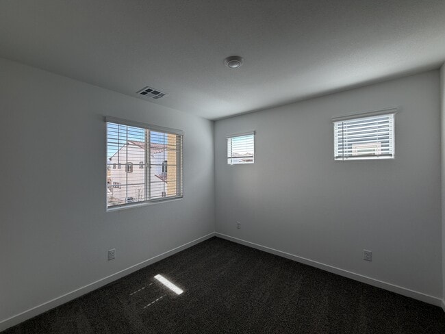 Building Photo - 925 Violet Heron St