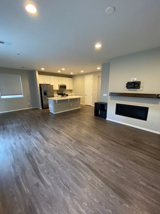 Building Photo - 4 bedroom 3 bathroom Single Family House in Aurora