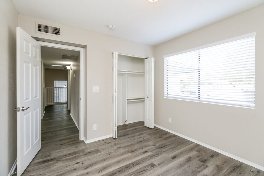 Building Photo - 221 E Kroll Dr