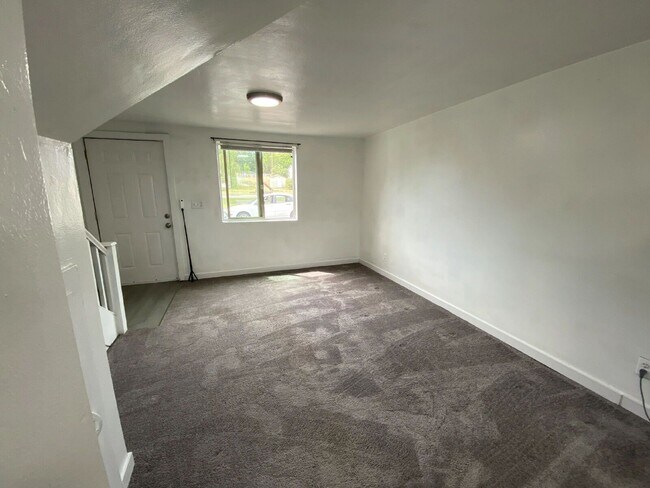 Building Photo - 452 Alder St