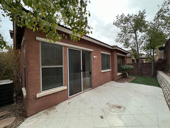 Building Photo - MADISON PLACE AT SUMMERLIN