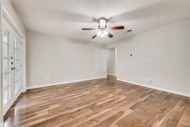 Building Photo - 1812 Ravenswood Dr N