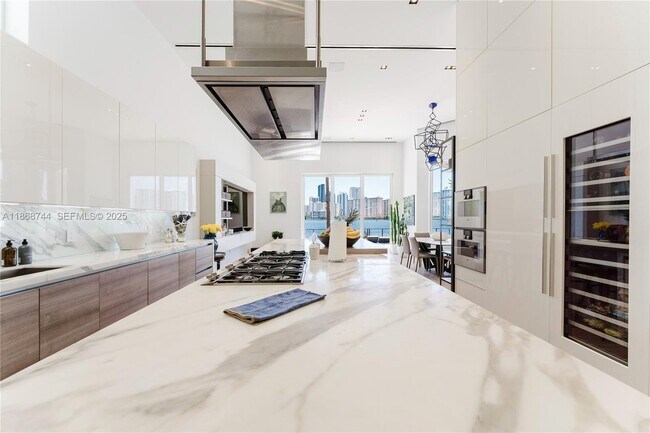 Building Photo - 3916 Island Estates Dr