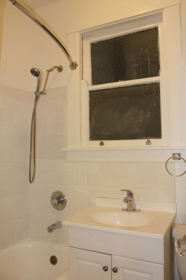 Building Photo - Parking! 2BR. Private Patio!  DISHWASHER! On-Site LAUNDRY! HARDWOOD!