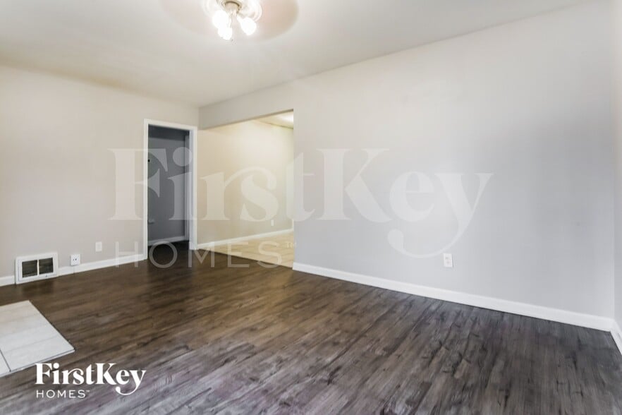 Building Photo - 641 Dixie St