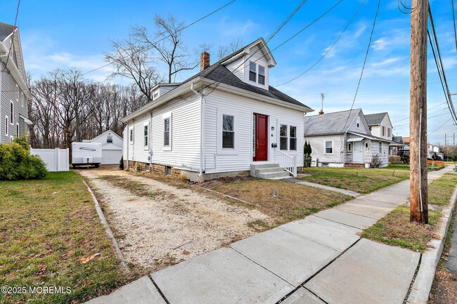 Building Photo - 96 Maple Ave