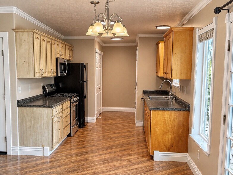 Building Photo - 305 N Appleview Dr