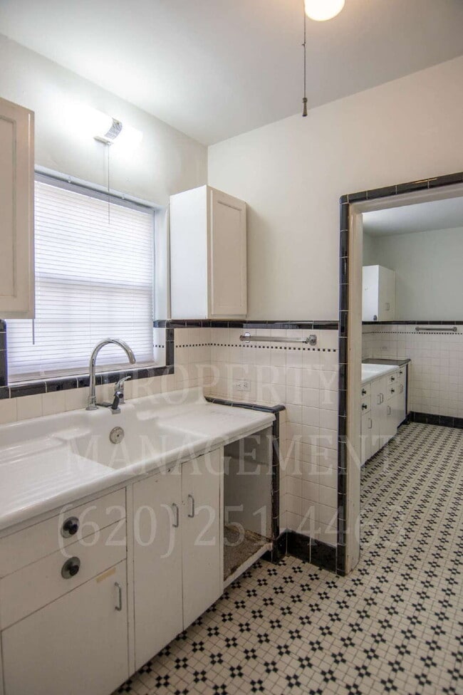 Building Photo - Spacious 4-Bedroom 2-Bathroom Home