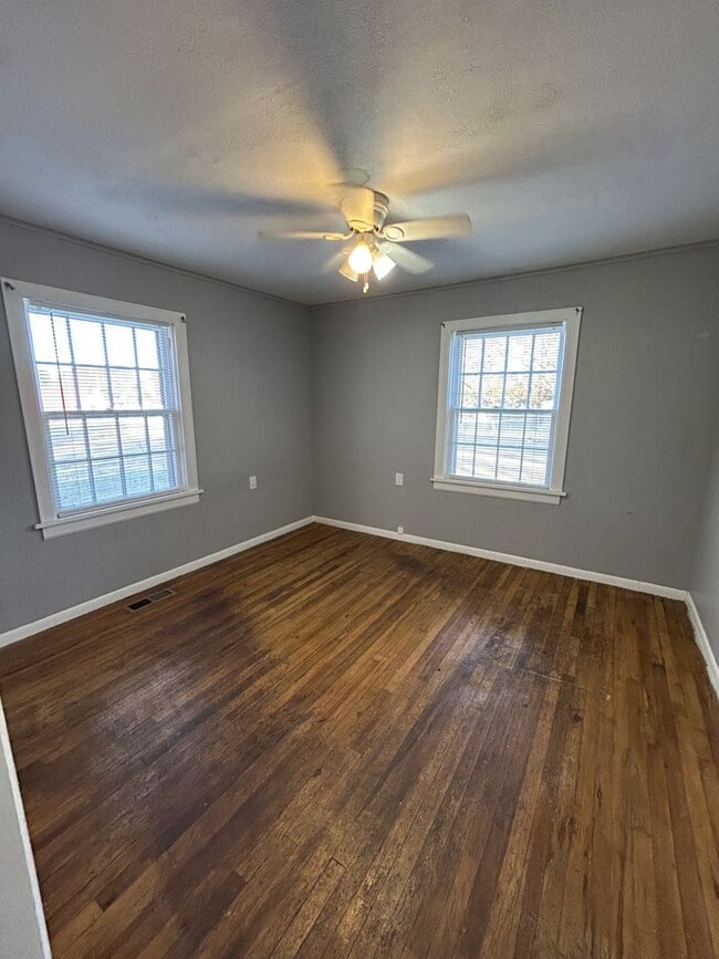 Building Photo - PRE-LEASING- AVAILABLE JULY 10TH - 3 Bedroom/2 Bathroom House