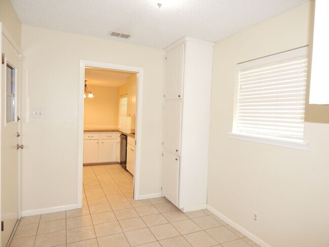 Building Photo - South Tyler, Beautiful 3 Bedroom, 2 Bath Home with RV Parking!