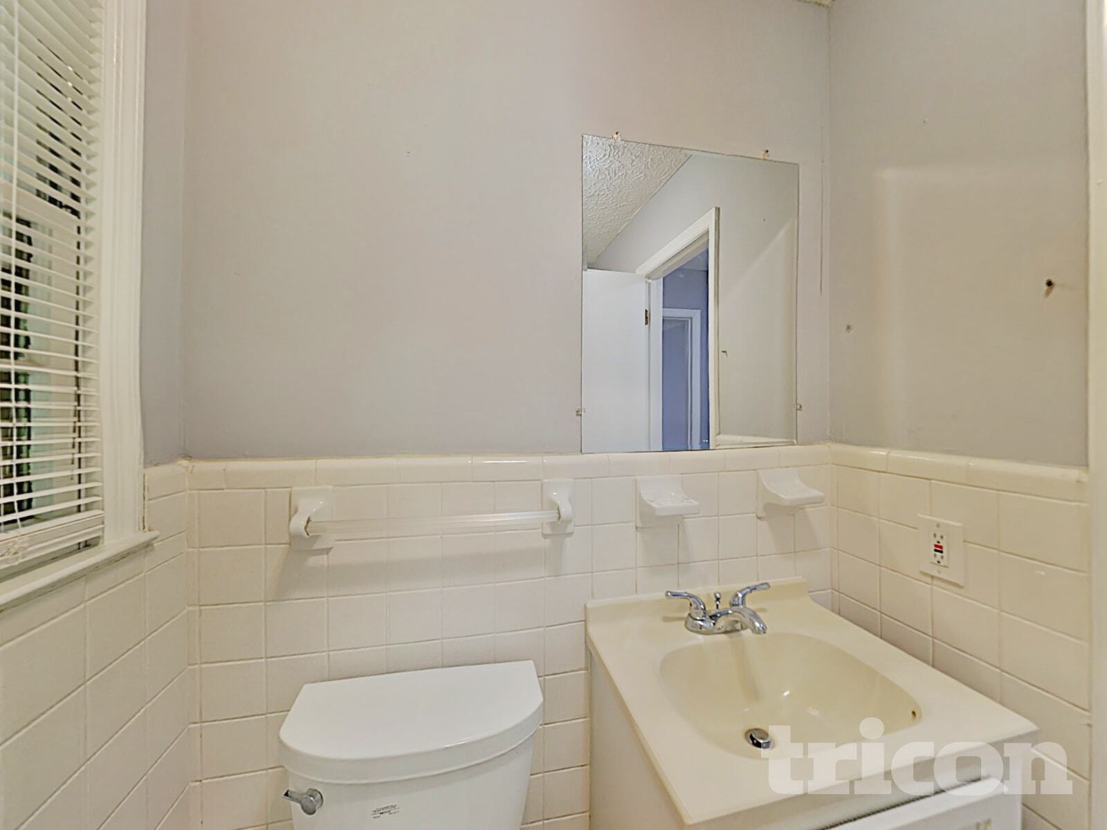 Building Photo - 430 Beaumont Dr SW