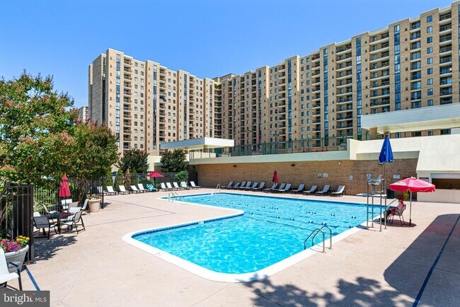 Building Photo - 4500 S Four Mile Run Dr