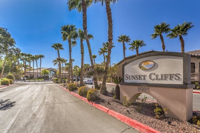 Building Photo - Lovely 3-Br Condo in a Guard Gated Community in the Southwest Area