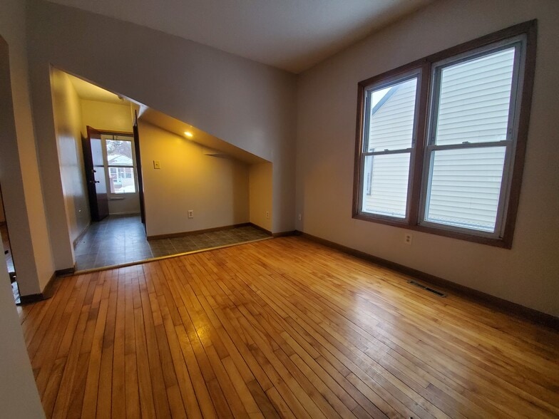 Building Photo - 616 Fillmore st ne