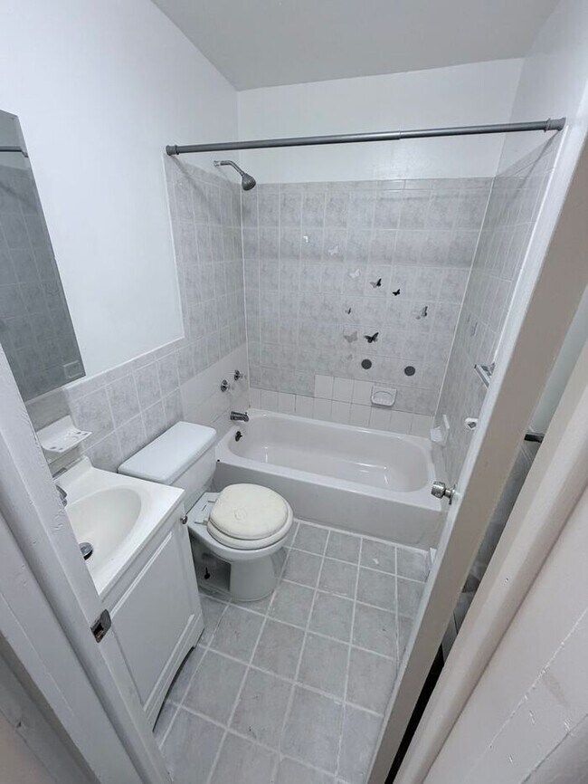 Building Photo - Perfect location, private . Clean , modernized and bright