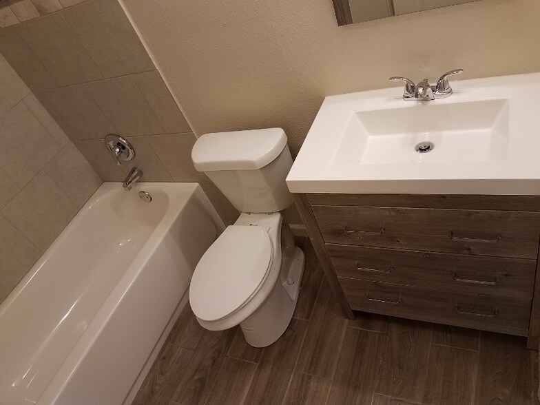 Building Photo - 5227 Vlg Gln Dr