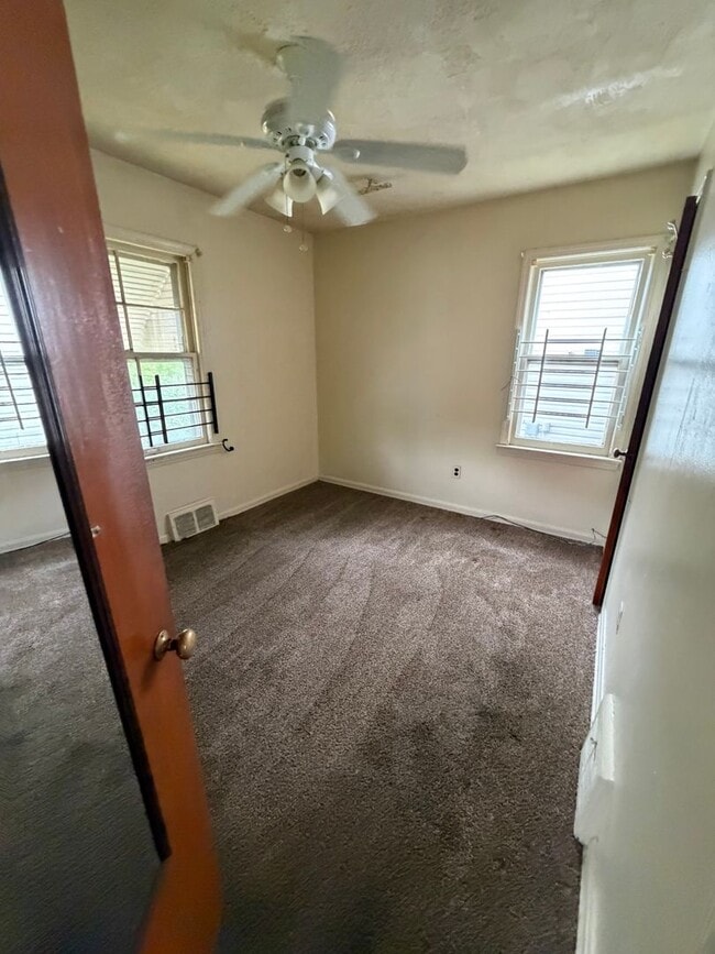 Building Photo - 2bd Single Cash Pay/Section 8