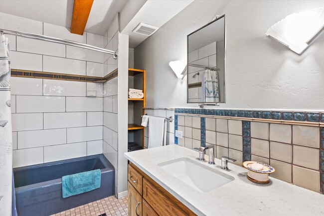 Building Photo - Fully-Furnished Short-Term Rental on South...