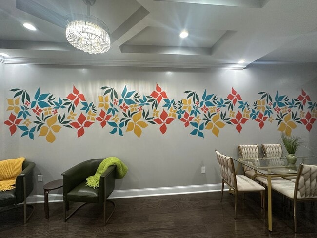 Building Photo - Fully Furnished! Spacious Rooms! Modern De...