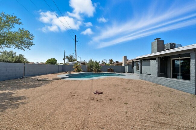 Building Photo - Beautiful Glendale Home With Pool!