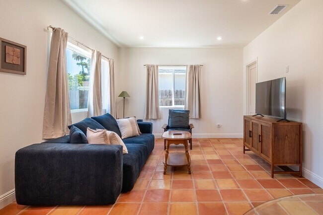 Building Photo - Contemporary New home in Monrovia